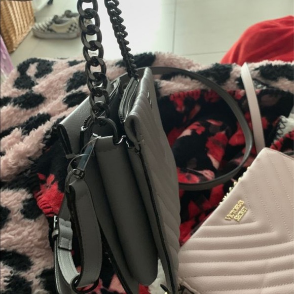 Victoria Secret Studded V-Quilt 24/7 Crossbody - Picture 4 of 8